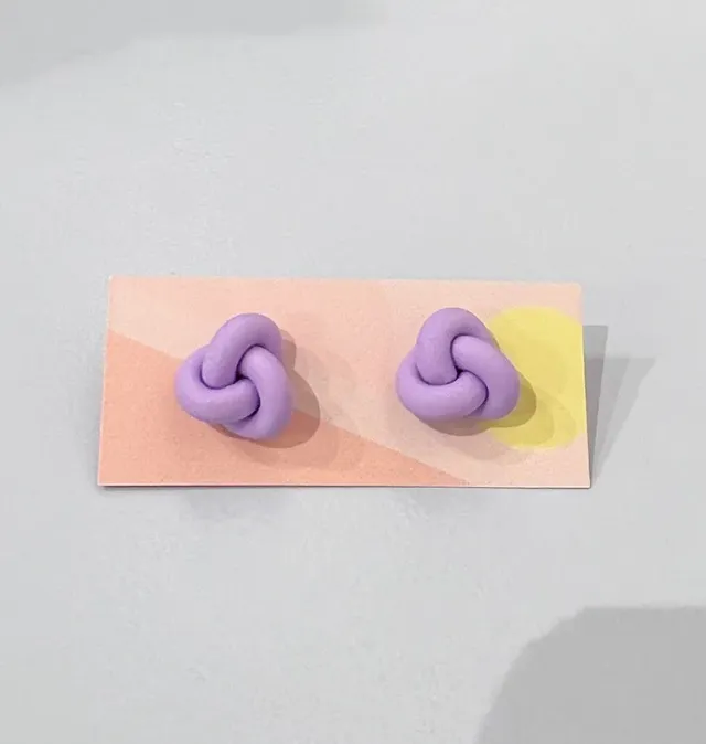 Wos Och Form Knutar Small øredobber lilla 1 cm leire