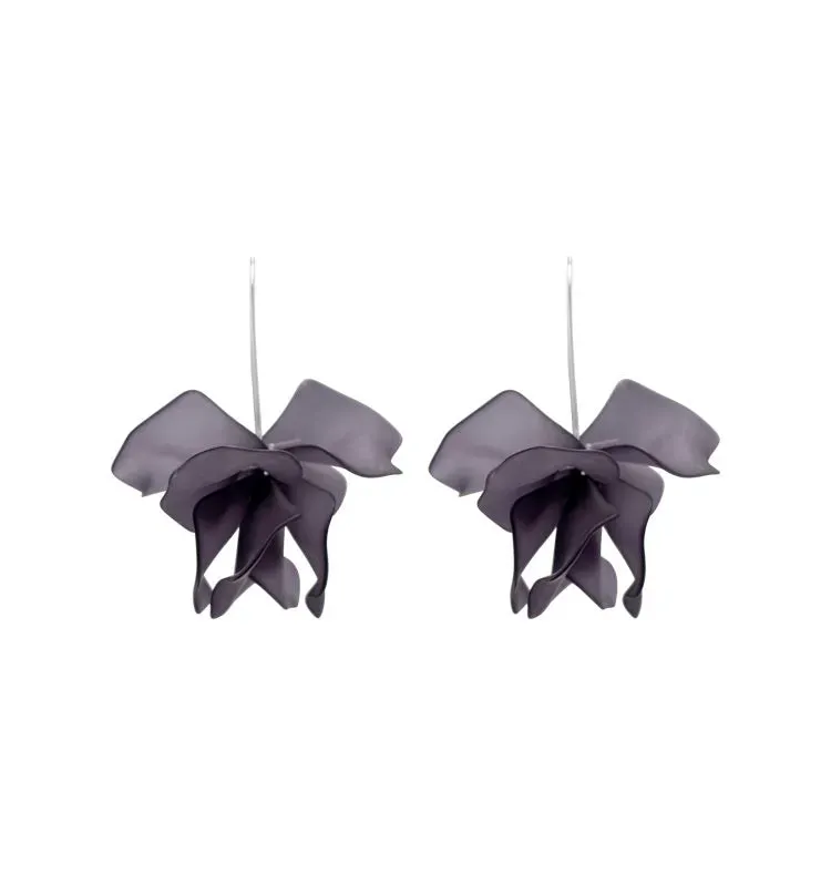 Wos Petal svarte øredobber akryl 6 cm